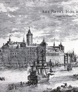 Slottet Tre kronor sett från ungefär där Grand Hôtel ligger idag. Till höger anas Norreport. På den högra fasaden på bilden mot Norrmalm syns en rad fönster till slottskapellet. De är idag inmurade i det nuvarande slottets norra fasad.