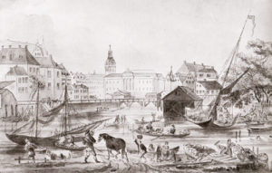 Gustav III:s nybyggda operahus (mitt i bilden) reser sig vid det ännu oordnade Norrmalmstorg, idag Gustav Adolf torg. Till höger tvättar kvinnor med klappträn. Två simmare till höger. Roddbåten är förmodligen på väg till torghandeln vid Munkbron