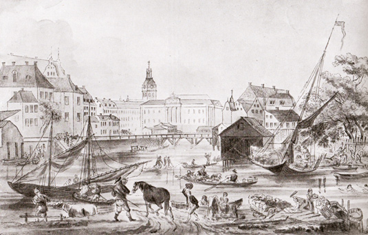 operan-fr-strommen Gustav III:s nybyggda operahus (mitt i bilden) reser sig vid det ännu oordnade Norrmalmstorg, idag Gustav Adolf torg. Till höger tvättar kvinnor med klappträn. Två simmare till höger. Roddbåten är förmodligen på väg till torghandeln vid Munkbron