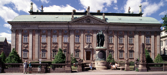 riddarhuset Riddarhuset har bevarats oförändrat sedan det byggdes. Ursprungligen låg det dock direkt vid torget utan förträdgård.