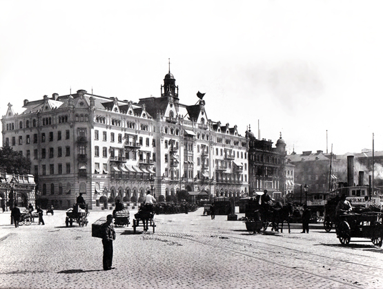 Grand Hôtel var ursprungligen klätt i ljus sten och var rikt utsirat i nybarock. Vid en ombyggnad på 1920-talet ansågs det dock omodernt och fasaden skalades av och putsades.