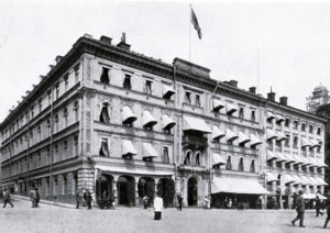 Hôtel Rydberg vid Gustav Adolfs torg vid förra sekelskiftet. Under markisen till höger låg den berömda baren.