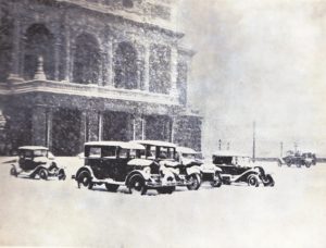 Ännu på 1920 talet var det enkelt att parkera. Här bilar framför Operan en vinterdag.
