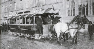 Den 10 februari 1905 gick den sista flaggprydda hästspårvagnen dragen av Drott och Vivi på avskedstur från Rosenbad till Roslagstull. Tusentals människor kantade gatorna och vinkade med hattar och näsdukar.