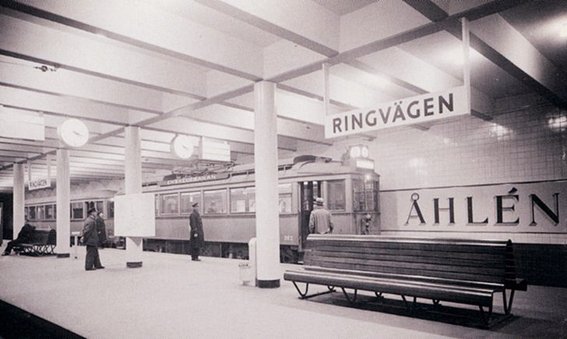 Redan 1933 kunde man stiga på vid Ringvägen och färdas 800 meter till Slussen i Stockholms första "tunnelbana". Det skulle dröja till 1950-talet innan tunnelbanebygget återupptogs.